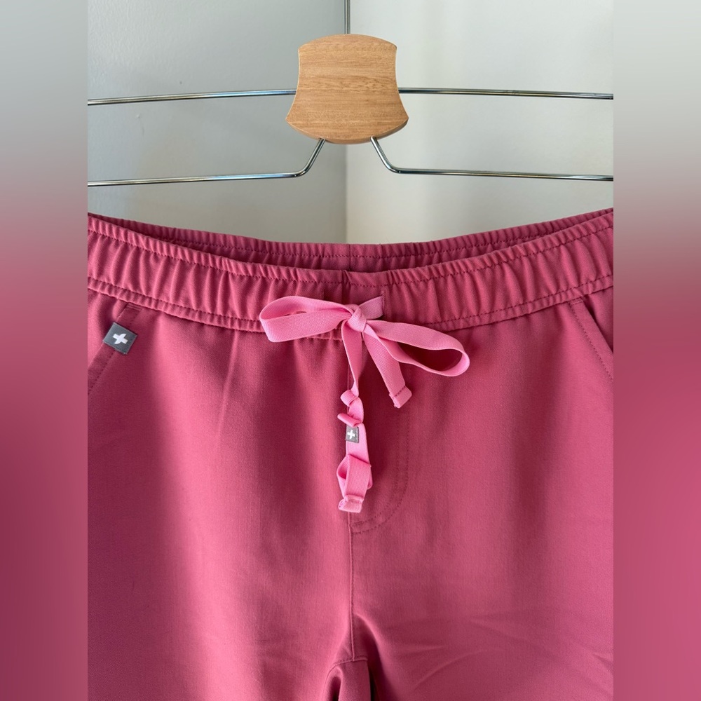 NWOT Women’s FIGS Technical Collection Scrub Pants, size S - Picture 2 of 4
